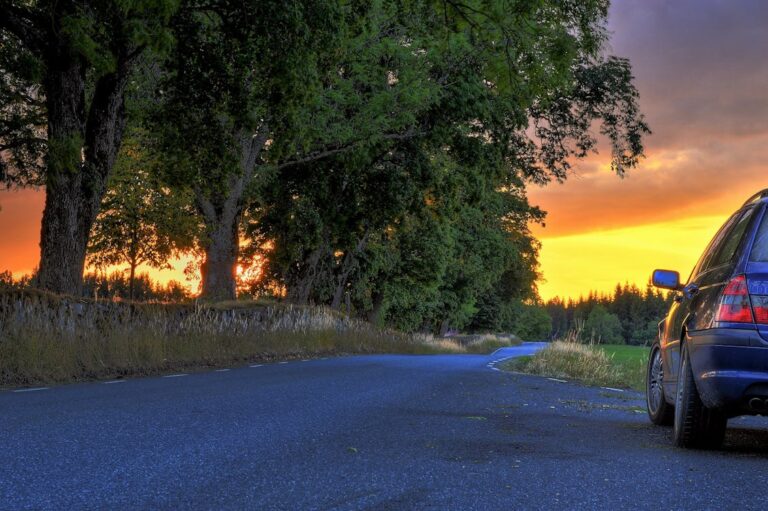 Unfallfahrzeug am Straßenrand in der Abendsonne
